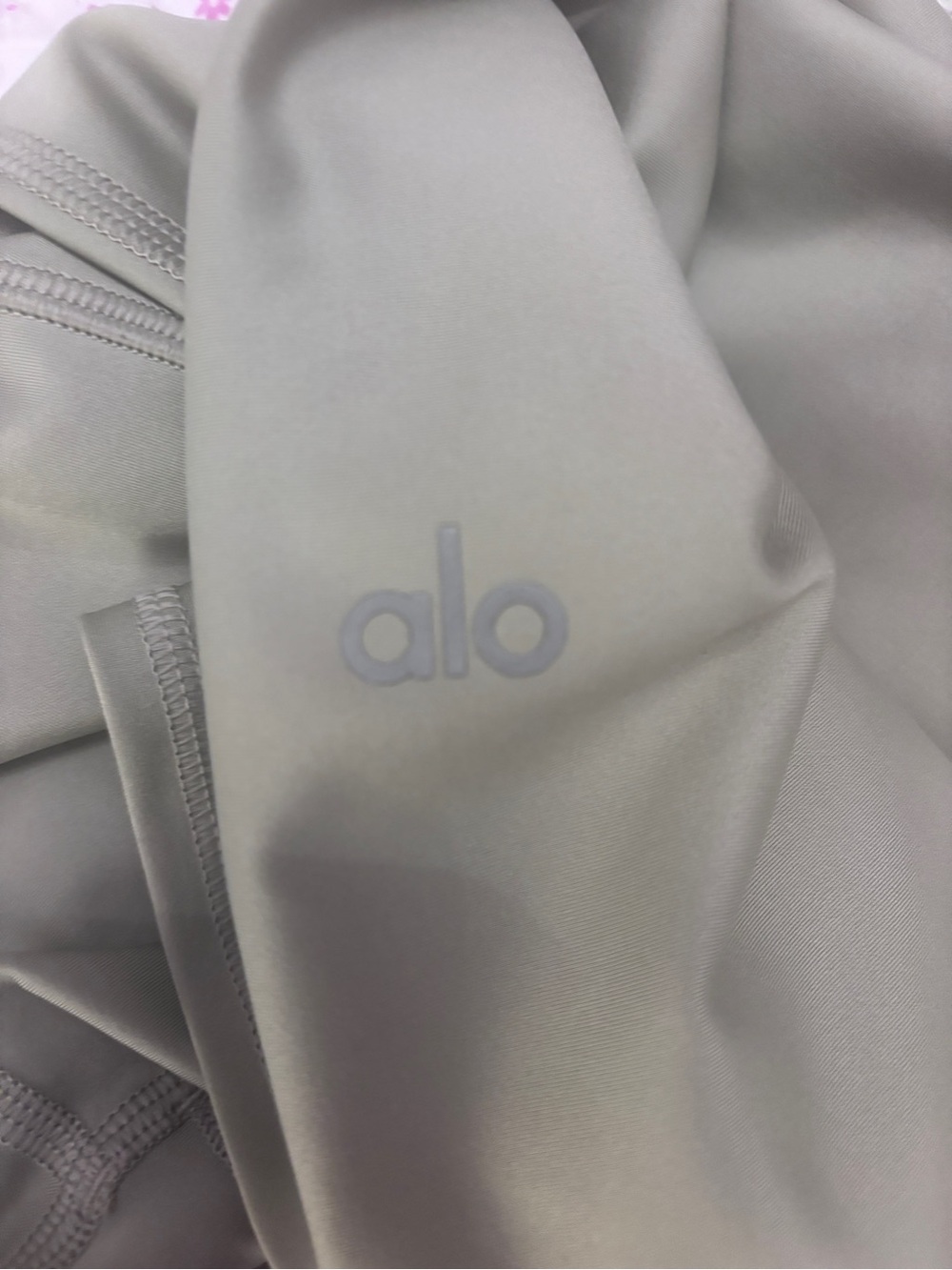ALO Yoga Women's Leggings in Light Beige Taupe - Picture 3 of 3